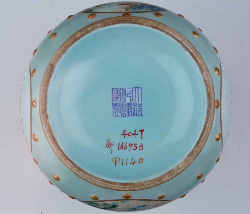 珐琅彩开光山水诗句瓶